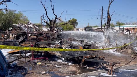 Los-Equipos-De-Bomberos-Rocían-El-área-Con-Espuma-Para-Eliminar-Los-Puntos-Calientes-Después-De-Un-Incendio-Masivo