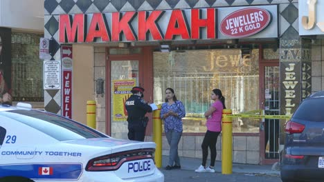 Mississauga,-Canadá---10-De-Noviembre-De-2020:-Mujer-Policía-Interrogando-A-Dos-Mujeres-Frente-A-Una-Joyería