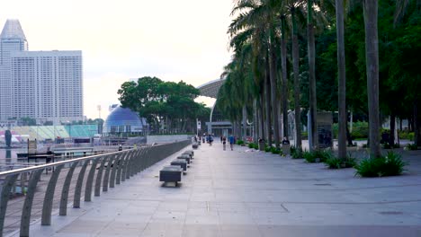 Gente-Haciendo-Ejercicio-Al-Aire-Libre-Temprano-En-La-Mañana-En-El-Paseo-Olímpico,-Marina-Bay,-Singapur