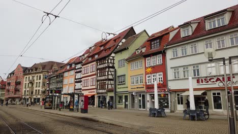 Timelapse-Frente-A-Casas-Con-Entramado-De-Madera-En-El-Casco-Antiguo-De-Erfurt,-Alemania