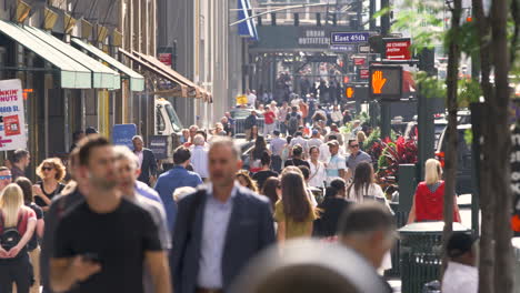 La-Gente-Camina-En-Cámara-Lenta-Por-La-5ta-Avenida-En-La-Ciudad-De-Nueva-York,-U