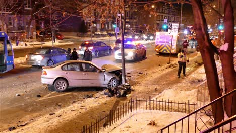 Policía-Y-Ambulancia-En-El-Lugar-Del-Accidente-Automovilístico-En-Mississauga