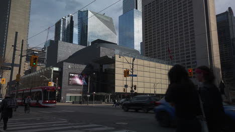 Weitblick-Auf-Die-Kreuzung-Queen-Und-University-In-Toronto