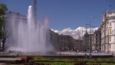 Paisaje-De-La-Vida-Cotidiana-En-El-Centro-De-La-Ciudad-De-Viena,-Austria-Con-Fuente-De-Agua