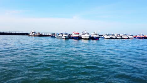 Marina-South-Pier-En-Singapur-Con-Los-Barcos-Pequeños-Y-Grandes-Estacionados