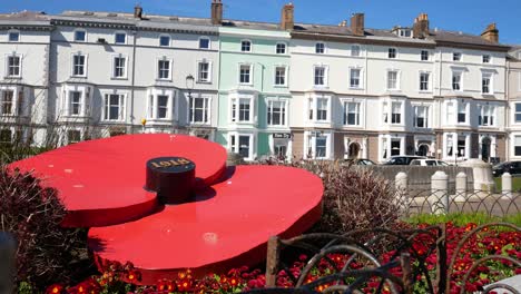 Llandudno-Seaside-Flor-De-Amapola-Gigante-War-Memorial-Memorial-Garden-En-El-Norte-De-Gales-Paseo-Dolly-Izquierda