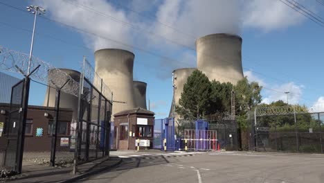 Front-entrance-to-Drax-Power-Station-in-Drax-Village-near-Selby,-Yorkshire,-UK