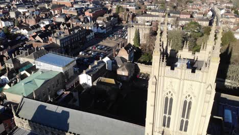 Imágenes-De-Drones-De-La-Catedral-De-St-Edmundsbury-Mirando-Hacia-La-Calle-Abbey-Gate-En-Bury-St-Edmunds,-Reino-Unido