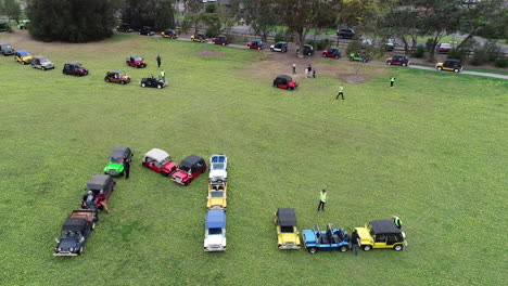 Convoy-Del-50-Aniversario-De-La-Asociación-De-Propietarios-De-Moke:-órbita-Baja-Suave-Sobre-Mokes-Que-Se-Alinean-Para-Estar-En-Posición-Para-El-Signo-De-La-Palabra-Para-Celebrar-El-Hito