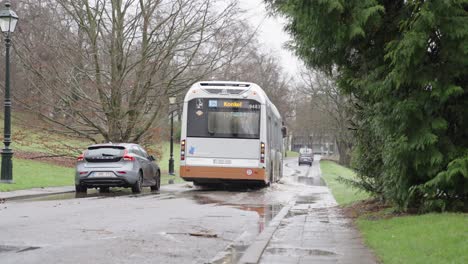 Conducción-De-Autobuses-En-La-Calle-Inundada-Junto-Al-Parque-De-La-Ciudad-Después-De-Fuertes-Lluvias