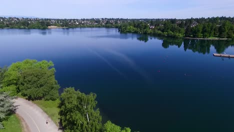 Vista-Aérea-En-Aumento-Sobre-El-Lago-Verde-En-Seattle,-Washington