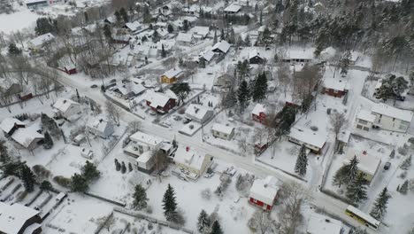 Vuelo-Aéreo-Mirando-Hacia-Abajo-Sobre-La-Zona-Residencial-De-PitkÃ¤mÃ¤ki-En-Invierno-Después-De-Las-Nevadas,-Cuando-Todo-Está-Cubierto-De-Nieve