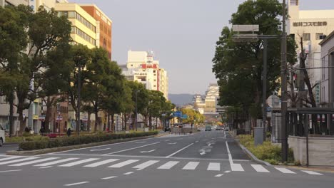 Ciudad-De-Himeji,-Autobús-Conduciendo-Por-La-Calle-Al-Amanecer-Con-El-Castillo-En-La-Distancia