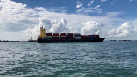 Un-Barco-De-Contenedores-En-El-Agua-Alrededor-De-Singapur-Esperando-Para-Entrar-Al-Puerto