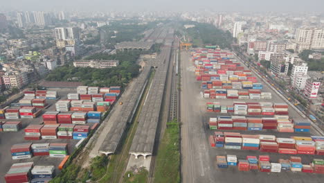 Luftdrohnenaufnahme-Eines-Binnenschifffahrtshafens-Mit-Container-In-Einer-Stadt