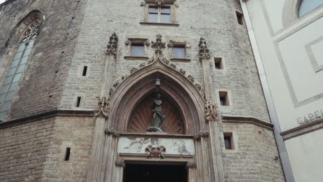 Barcelona---Basílica-De-Santa-María-Del-Mar-Mirando-Hacia-Arriba