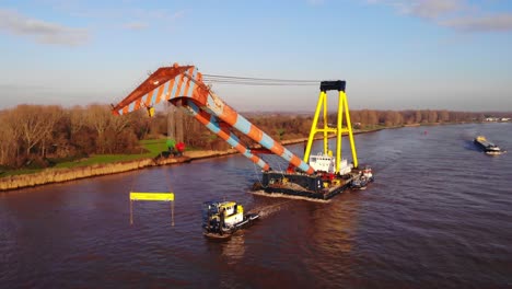 Vista-Aérea-Del-Remolcador-Tirando-De-La-Grúa-Flotante-Hebo-Lift-9-A-Lo-Largo-De-Oude-Maas