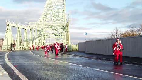 Cámara-Lenta-Caridad-Santa-Dash-Divertido-Correr-A-Través-De-Runcorn-Silver-Jubilee-Bridge