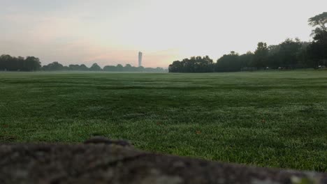 Vista-Del-Torso-Giratorio-En-Malmö-Desde-Una-Zona-Verde-Con-Hierba-Y-Piedra-En-Primer-Plano