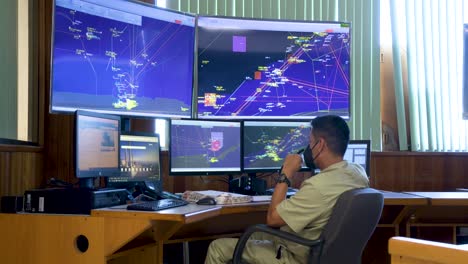 Dentro-De-La-Sala-De-Control-De-La-Compañía-Petrolera-Pemex-En-El-Campo-Petrolero-Ciudad-Del-Carmen-En-El-Golfo-De-México