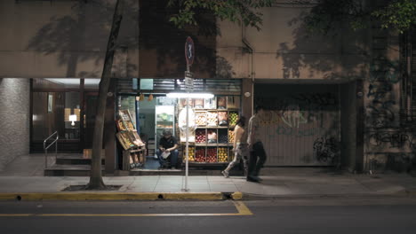 Un-Tendero-Verde-Con-Su-Tienda-Llena-De-Frutas-Y-Verduras-Frescas-Está-Esperando-A-Que-Sus-Clientes-Lo-Visiten-En-Palermo,-Buenos-Aires,-Argentina