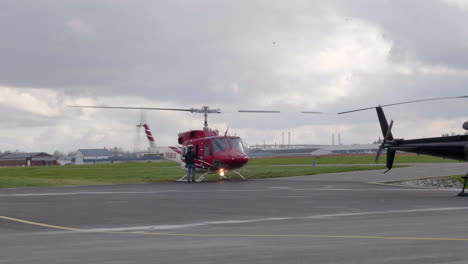 Helicóptero-De-Ataque-Contra-Incendios-En-El-Aeródromo-Listo-Para-Despegar-Para-La-Operación-De-Rescate-En-Columbia-Británica