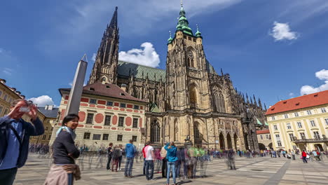 Toma-De-Lapso-De-Tiempo-De-Muchos-Turistas-Caminando-En-La-Plaza-Central-Frente-Al-Castillo-De-Praga,-Checo