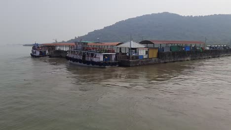 Llegar-A-La-Estación-De-Barco-De-Pasajeros-De-Las-Cuevas-De-Elefante-En-Un-Barco-Náutico,-Portal-De-Mumbai,-India---Puerto-De-La-Estación-De-Ferry-De-Elefante