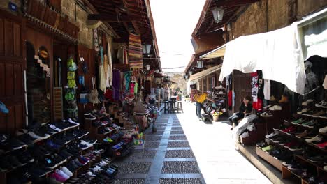 Vendedores-Del-Mercado-Callejero-Del-Líbano-En-El-Callejón-Vendiendo-Souvenirs-A-Los-Turistas