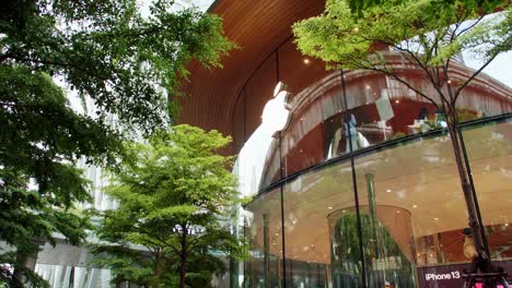 Apple-Store-at-Central-World-in-Bangkok