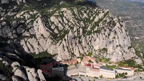 Luftaufnahme:-Benediktinerkloster-Montserrat-In-Katalonien