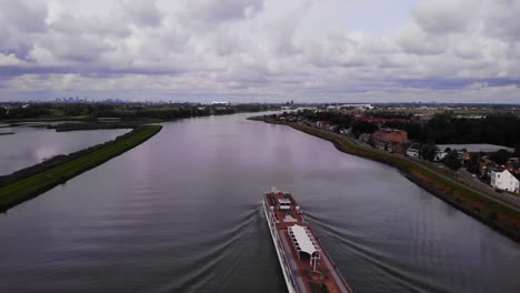 Vista-Aérea-Sobre-La-Cubierta-Del-Crucero-Viking-Ve-Longship-Navegando-A-Lo-Largo-Del-Río-Noord-Cerca-De-Hendrik-Ido-Ambacht