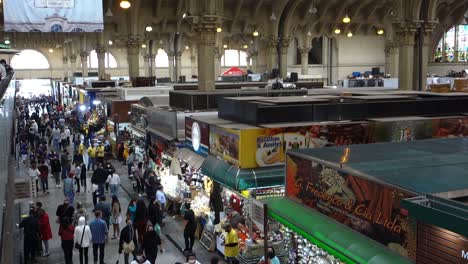 Consumidores-Y-Vendedores-En-El-Mercado-Municipal-De-Sao-Paulo,-O-Mercadao,-En-Un-Día-Ajetreado