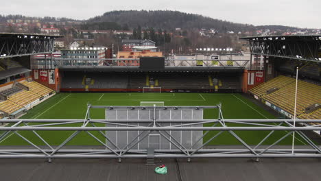 Hermoso-Estadio-Del-Equipo-De-Fútbol-Sueco-Local-De-Elfsborg-En-La-Ciudad-De-Borås,-Sobrevuelo-Aéreo