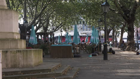 Mesas-Y-Sillas-De-Comedor-Al-Aire-Libre-Vacías-En-Sloane-Square,-Cerca-De-La-Fuente-De-Venus-En-Londres