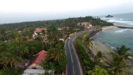 Luft-FPV-Aufnahme-Einer-Straße-Mit-Haus-Und-Meer-In-Der-Seite