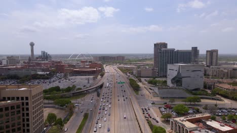 Vista-Aérea-Con-Vista-A-Los-Autos-En-La-Carretera-Estatal-De-Texas-Spur-366,-En-La-Parte-Alta-De-La-Ciudad,-Dallas,-Estados-Unidos