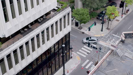 Timelapse-of-traffic-and-pedestrians-on-4th-Ave-N-in-Nashville,-TN