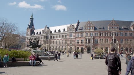 Zornplatz-In-Der-Erfurter-Altstadt-Mit-Menschen,-Die-Den-Sonnigen-Tag-Genießen