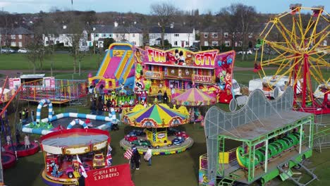 Pequeña-Ciudad-Feria-De-Atracciones-Vacaciones-De-Pascua-Paseos-En-Parque-Público-Vista-Aérea-órbita-Izquierda-Lenta