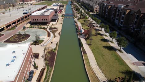 Luftaufnahmen-Des-Riverwalk-In-Flowermound,-Texas