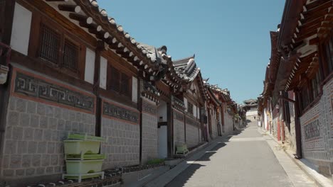 Pov-Caminando-Por-La-Calle-Bukchon-ro-11-gil-En-El-Pueblo-De-Bukchon-Hanok-En-Seúl,-Corea-Del-Sur