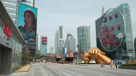 Golden-Gangnam-hands-statue-at-the-Coex-business-complex-in-Seoul,-South-Korea