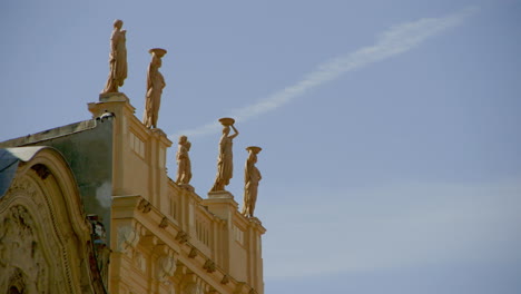 Estatuas-De-Piedra-Sobre-Un-Edificio-Antiguo