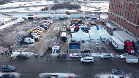 Überführungslastwagen-Auf-Parkplatz-Mit-Wahlkampfzelten-Während-Trucker-Protest,-Freiheitskonvoi