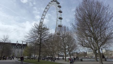 Ojo-De-Londres-Visto-A-Través-De-árboles-Primaverales-Desde-Los-Jardines-Del-Jubileo-En-Londres-El-12-De-Abril-De-2022