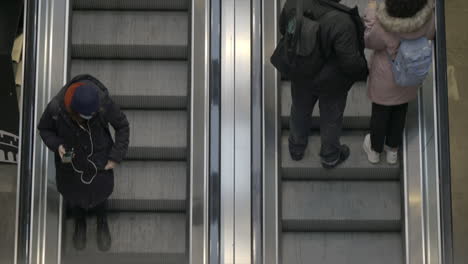 Vogelperspektive-Einer-Rolltreppe,-Während-Menschen-Auf-Und-Ab-Fahren