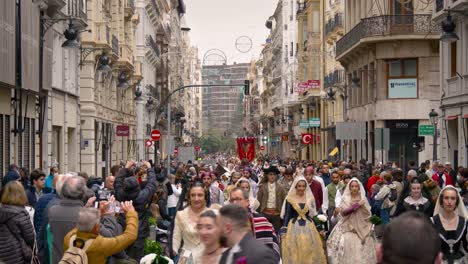 Una-Calle-Muy-Transitada-Durante-El-Festival-De-Fallas-En-Valencia,-Con-Gente-En-Trajes-Tradicionales-Españoles