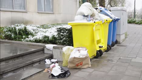 Bote-De-Basura-Lleno-De-Paquetes-Con-Basura-En-La-Calle