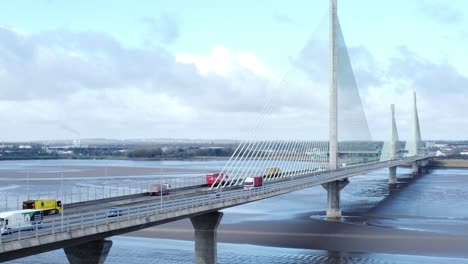 Mersey-Gateway-Wahrzeichen-Luftaufnahme-über-Der-Mautpflichtigen-Hängebrücke,-Die-Den-Fluss-überquert,-Weite-Umlaufbahn,-Rechte-Aufnahme